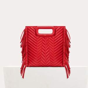 (BUDGIVNING) Röd maje väska sparsamt använd köpt i Paris för 3200 kr. Bud börjar på 500 kr. 