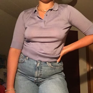 Lavendelfärgad trendig topp🦋👩🏼‍🎤 - Trendig lila/blå ish färgad topp med liten krage och två knappar. Hade ett litet hål under kraget, men som är lagat och inte alls syns💜🦋