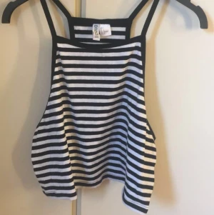 randigt linne från H&M  - randigt linne från H&M. nästan aldrig använt🖤🤍