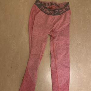 Riktigt snygga rosa gymshark byxor i storleken s, nästan oanvända😌💗 frakt tillkommer 