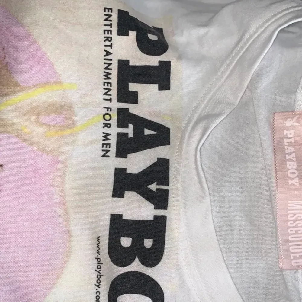 En kroppad playboy tröja från missguided⚡️⚡️ Säljer då den ej kommer till användning. Köpte den här på plick för 270kr, därav priset men skulle kunna sälja för billigare vid snabb affär!. Toppar.