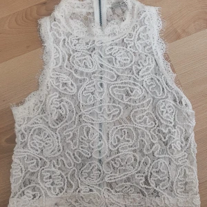 Vit topp från Zara - Säljer ev vit topp i spets från Zara i storlek s för 100kr (+ 42kr för frakt). Använd 1-2 gånger. 