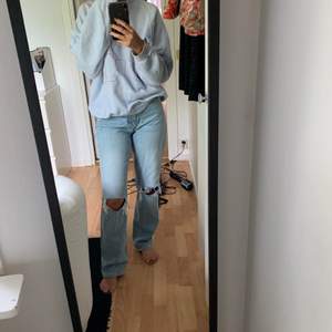 Supersnygga jeans från Gina Tricot med hål i! Säljer dem då det inte är min stil längre. Jag är 169 cm så det är rätt långa i benen men issa vibe! 