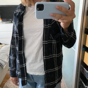 Skjorta - Rutig skjorta från hm:) använd men i bra skick!