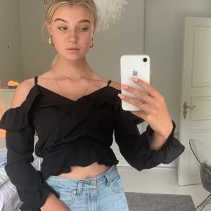 Blus - Jättesöt svart blus. Funkar både som finkläder och till vardags. I fint skick. 60+39kr frakt