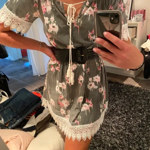 Blommig klänning - Superfin blommig klänning med spetsdetaljer vid kanterna 