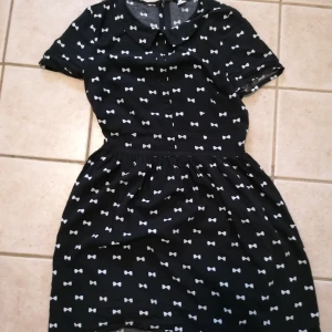 H&M divided söt klänning mönstrad - Väl använd men bra skick. Säljes för att den passar inte mig längre. Hund och katt finns i hemmet. 50kr + frakt