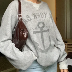 sweatshirt  - super vintage och trendig over-sized collage tröja! köparen står för frakt✨✨