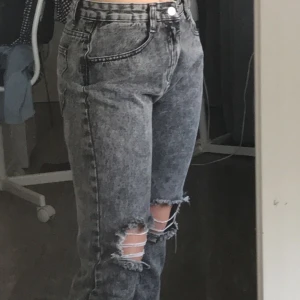 Jeans - Gråa snygga jeans med hål vid knäna. Dem är helt oanvända och lite för små för mig:/ Buda gärna:) 250kr + frakt 88kr (tar bara swish).