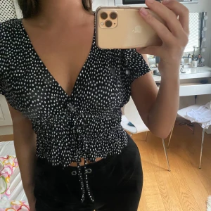 Zara topp - INTRESSEKOLL❗️❗️❗️ Funderar på att sälja denna fina topp från zara då den inte kommer till användning. Tänkte kolla om någon var sugen på att köpa den. Budgivning från 80 kr❤️ storlek S men passar mig som är XS. köparen står för frakten (högsta bud just nu 250 kr)