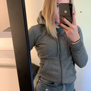 Huvtröja  - Huvtröja med dragkedja från stadium. Använd ett fåtal gånger. Köpare står för frakt❤️