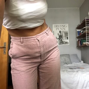 manchesterbyxor - jättesköna manchesterbyxor i smutsrosa. strl 36 men insydda i midjan