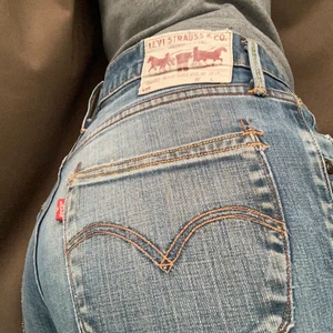 LEVIS JEANS 519 Slim  - Köpta second hand, frakt tillkommer. Sitter precis under naveln så skulle säga att de är low waist. Sitter skitsnyggt vid rumpan. Är vanligtvis en w27-28/ storlek 36-38 för referens. Buda gärna i kommentarerna💕 eller skriv privat om du vill diskutera priset!! 