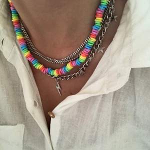 Finns i fler färger. Handgjorda halsband. Pris kan diskuteras. Fler intresserade=budgivning.❤️🥰