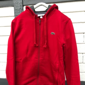 Lacoste hoodie med zip, strl S-M, BRA SKICK! - Storlek S-M, mycket bra skick och väldigt skön under vardagen