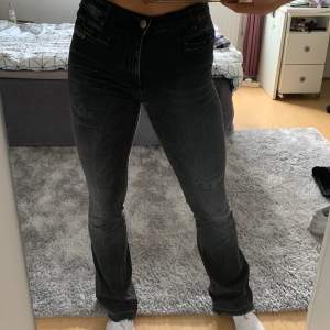 Svarta Odd Molly bootcut jeans i storlek 28. Väl använda men i fint skick. Sitter som en XS/S. Pris: 200kr + frakt.