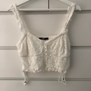 Vit topp storlek L - Väldigt sparsamt använd topp från BikBok i storlek L (passar en M också). 