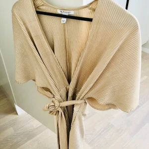 Playsuit från NELLY.COM - Superfin playsuit från Nelly.com. färgen gör sig inte riktigt rättvis på bild. Den är så otroligt fin. Köparen står för frakten som ligger på 44kr ☺️