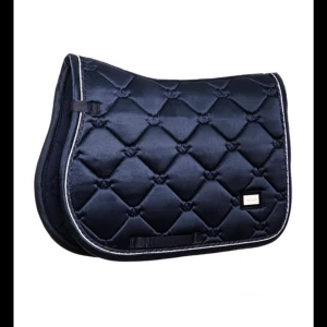 Equestrian sthlm schabrak - Använd 1 gång och sen dess inte använt på hur länge som helst då jag lagt ner med ridningen tyvärr :( hur fint skick som helst. Det är det marinblåa schabraket i dressyr 💘💘💜 stl full