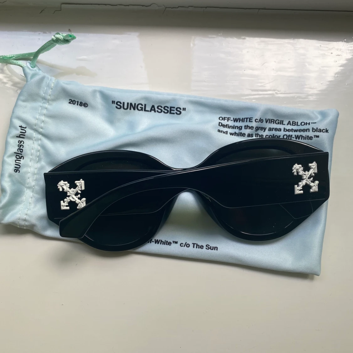 Helt nya off white solglasaögon  - 90