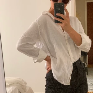 Vit linneskjorta - Vit loose linneskjorta från Gina, storlek 42, därav lite oversize dit. Som ny. 