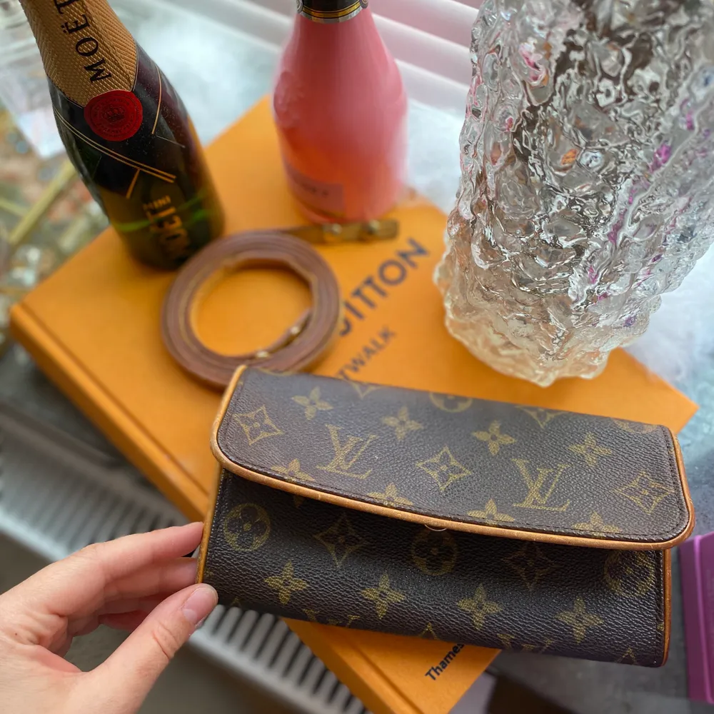 En Louis Vuitton lilla väska som är i jättebra skick. Har använt den max 5ggr, har haft den i ett år nu. Köparen står för frakten👜. Väskor.