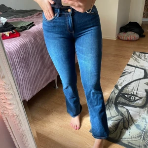 Flare jeans - Suuuper snygga flare jeans från Lindex! Men dem är tyvärr för korta för mig... inprincip aldrig vända.