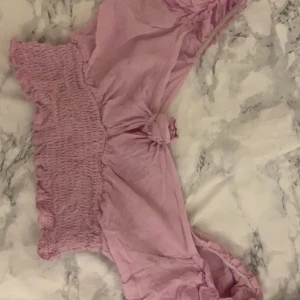 Topp från shein aldrig använd , 60kr - Rosa/lila topp från shein storlek m, sitter som s/xs