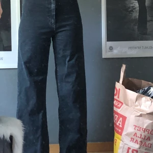 svarta jeans - ett par svarta jeans från zara i storlek 36, aldrig använda och i bra skick . högmidjade och raka i benen.