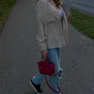 Rosa väska  - Liten rosa väska från zara, i bra skick! 155kr köparen betalar för frakt! 