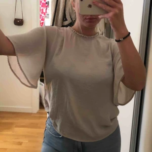  - Najs blus från Gina, brukar ha den under sweatshirts så att den lilla kanten vid halsen syns, väldigt fräsch 