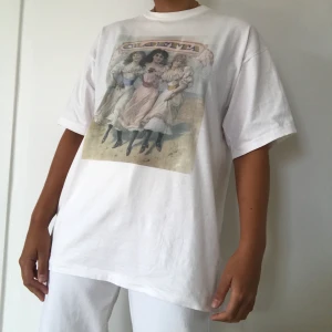 Vintage Cloetta t-shirt  - Budgivning pågår (startbud 100+frakt 49kr) avslutas söndag kl19.💞 Superfin oversized vintage t-shirt med Cloetta tryck.🦄 Herr storlek L men skulle passa både tjejer och killar från xs-xl beroende på hur man vill att tröjan ska sitta.🦋💫 