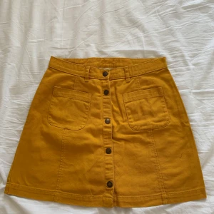 Kjol från Monki - Tajt passform, använd en gång. Är mer lik xs i strl. Inkl frakt