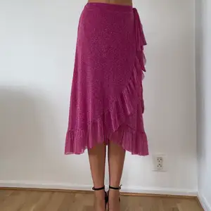 En läcker kjol från det danska märket Resumé i en berry pink färg🍒 Älskar hur tyget lever när solen skiner! Passar XS-liten M. Orginalpris 1100kr.(Köparen står för frakt)