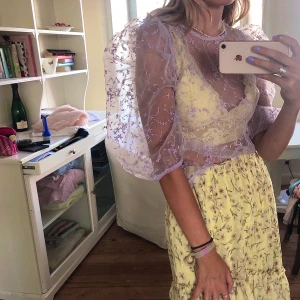 Lila topp - Från gina tricot, aldrig använd. Köptes för 399.