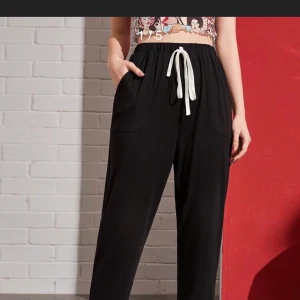 Mjukisbyxor - Svala, skönt material. Svarta, mycket bra skick