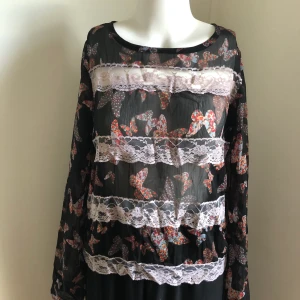 Blus med fjärilar  - Tunn fin blus med fjärilar i storlek M. Oanvänd. Märket heter KV Sweden.