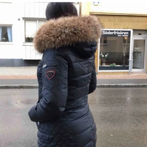 Rock and blue vinterjacka - Har ett litet hål i armen därav priset! Pris kan diskuteras 