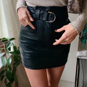 Skinnkjol NAKD - Supersnygg kjol från NAKD. Lapp sitter kvar, helt oanvänd! Säljes pga lite för kort för mig. 