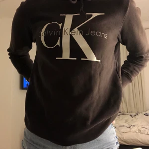 Calvin Klein hoodie - Super skön och snygg hoodie! Brun/beige med märke på framsidan💓 Lite korta armar på just mig (är 175 så har väldigt långa armar). Den är i bra skick🥰 