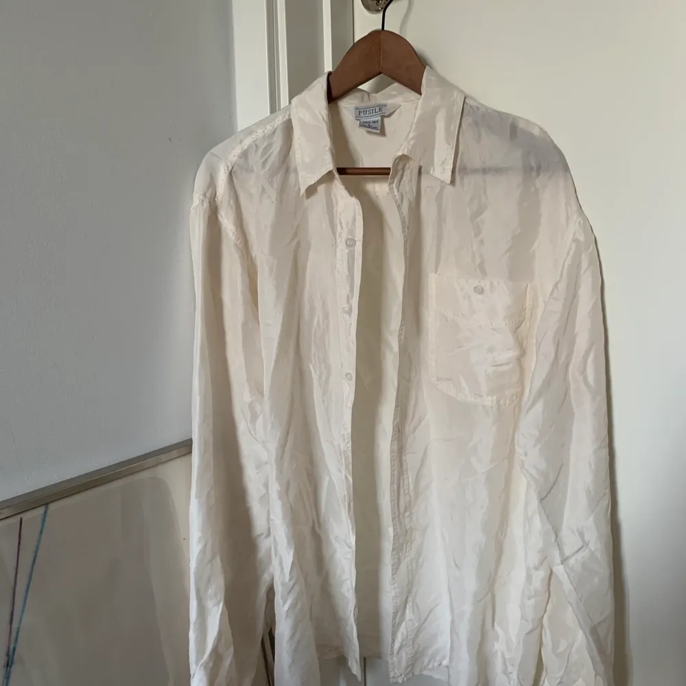 En sjukt härlig skjorta jag köpt på second hand men som nu letar ny ägare. Den är enkel att styla, snyggt med tröja under men också som den är 😍 Frakt tillkommer 🌻. Skjortor.