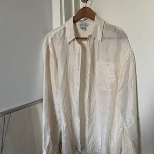 En sjukt härlig skjorta jag köpt på second hand men som nu letar ny ägare. Den är enkel att styla, snyggt med tröja under men också som den är 😍 Frakt tillkommer 🌻