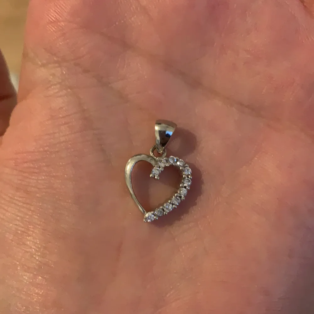 Silver diamant accessoar i hjärtform är super söt och kommer tyvärr inte till användning längre av mig  därför säljer jag den vidare. . Accessoarer.