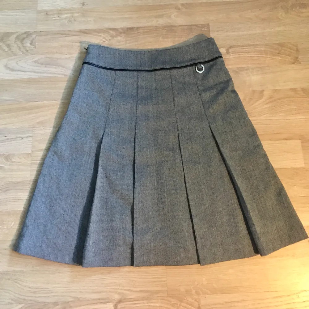 En jättefin plisserad kjol från det svenska märket Stockh LM. Kjolen är i storlek 34 men passar mig som har 36. På andra bilden är kjolen egentligen bakochfram men jag tycker att den är snyggare då 😅. Kjolar.