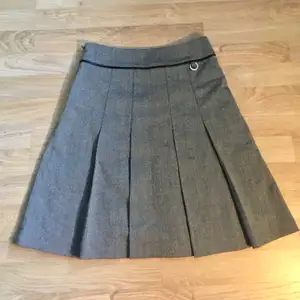 En jättefin plisserad kjol från det svenska märket Stockh LM. Kjolen är i storlek 34 men passar mig som har 36. På andra bilden är kjolen egentligen bakochfram men jag tycker att den är snyggare då 😅
