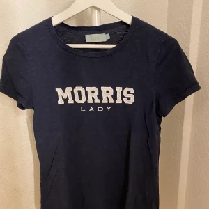 Morris t-shirt, marinblå, xs  - Marinblå morris t-shirt i strl xs. Nypris 599kr. Skicka pm för mer info! Frakt tillkommer med 40kr! 