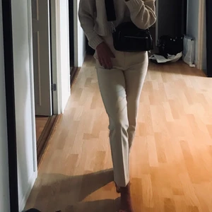 Kostymbyxor i beige - Världens skönaste kostymbyxor, väldigt skönt material!!Kommer tyvärr aldrig till användning... använda Max 3 gånger! Köparen står för frakt