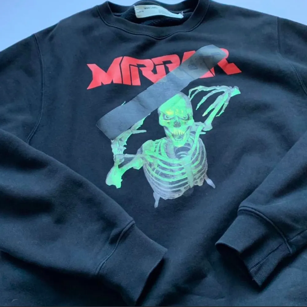 Off white mirror crewneck slutsåld överallt, använt den en del men sparsamt så skicket är fortfarande väldigt bra. Priset är ej hugget i sten tar bud ifrån 1.900kr om ni vill ha fler bilder eller va frågor så skriv bara. Tröjor & Koftor.