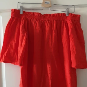 Röd prickig blus💃 - Super skön och fin off shoulder tröja från H&M❤️ Den är i bra skick och är ej använd. Kan mötas upp i Malmö eller frakta men då står köparen för frakten! :) 