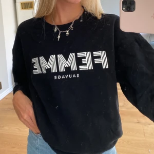 Sweatshirt med tryck - Jag säljer denna sweatshirt från ginatricot med tryck. Den är väldigt fin men har tyvärr aldrig kommit till användning så därför säljs den. Den är köpt för 249kr men säljs för 110+frakt. Hör gärna av dig vid intresse⚡️☺️